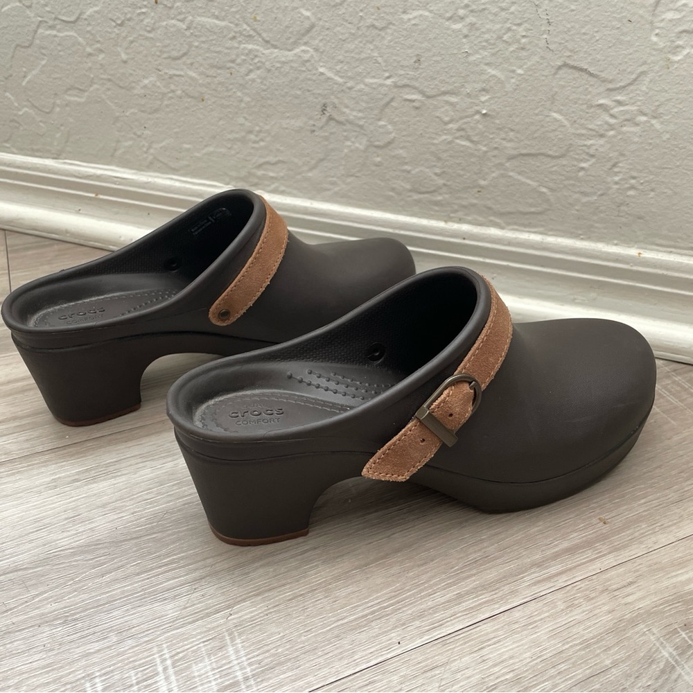 New CROCS SARAH CLOGS Women 6 Platform Block Heel Sandals Brown Mule Boho Slides